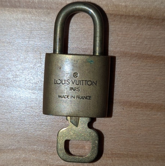 LV Lock and Key 320 - Picture 3 of 3